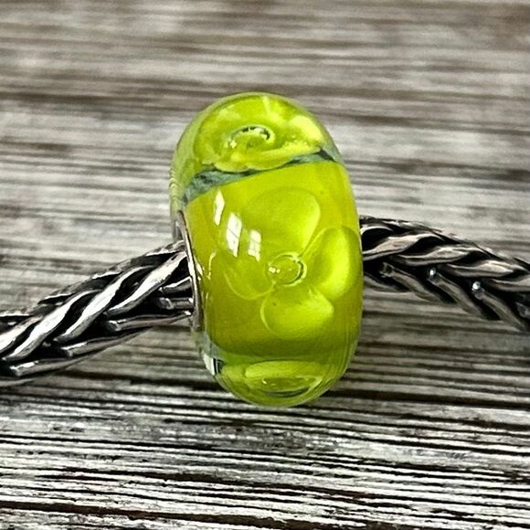 TROLLBEADS Lime Green Flower Blossom Unique LAA 925S NEW! - Picture 1 of 8